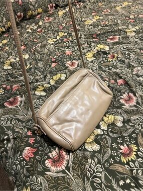 Stone Mountain Accessories Beige Shoulder Bag